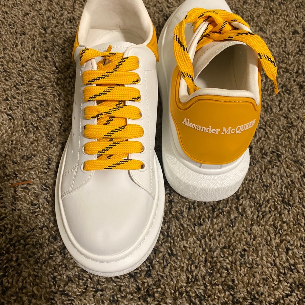 Alexander McQueen size 8 runs width so a person 7 or 9 will fit - Picture 3 of 5